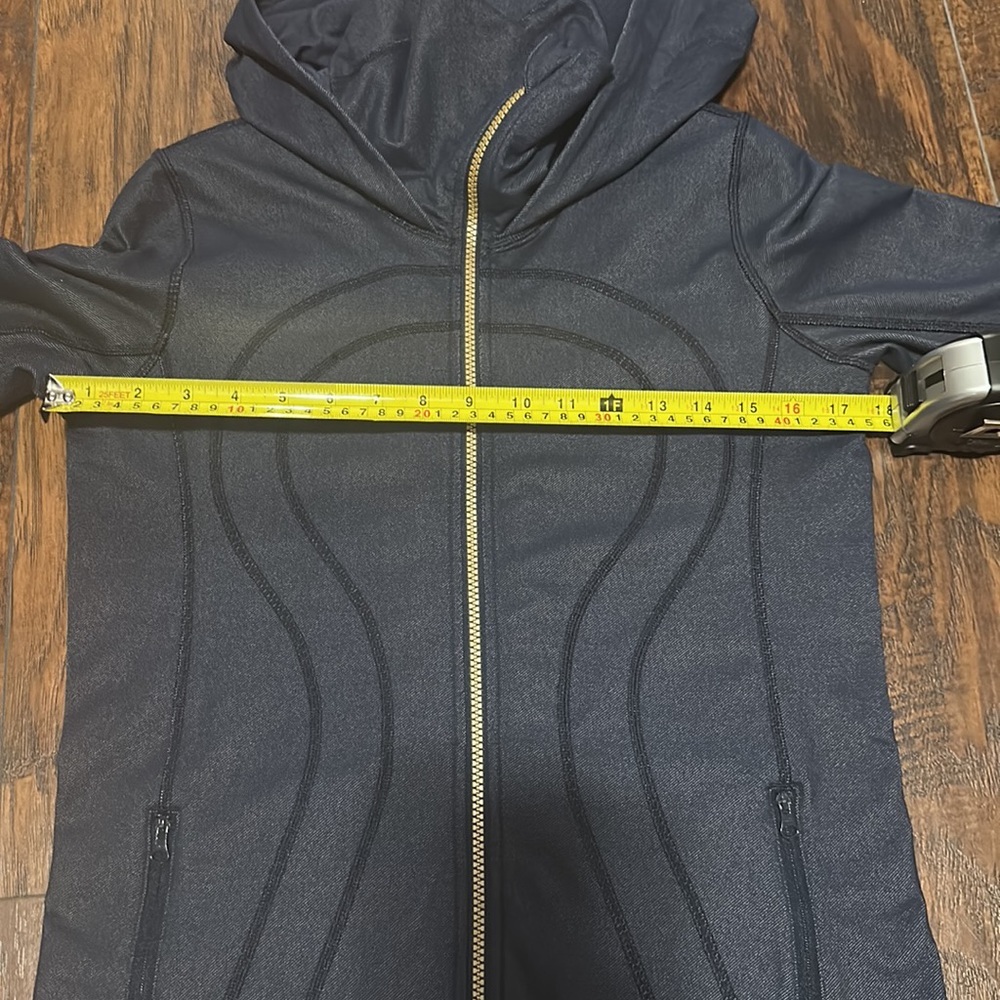 Lululemon Hooded Zippered Blue Denim Look Workout Jacket With Thumb Holes Size 6 - Picture 5 of 17